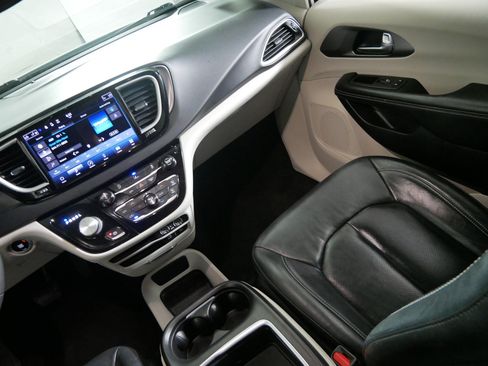 Used 2022 Chrysler Pacifica Touring-L FWD image 11