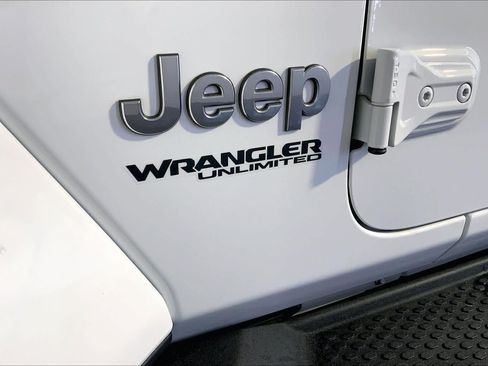 Used 2021 Jeep Wrangler Unlimited Sahara w/ Dual Top Group AWD/4WD image 10