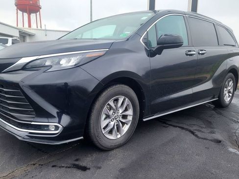 Used 2024 Toyota Sienna XLE image 2