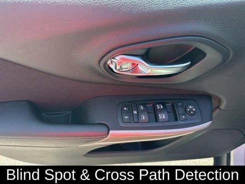 Used 2017 Jeep Cherokee Latitude w/ Safety/Convenience Group AWD/4WD image 19