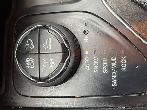 Used 2022 Jeep Cherokee Trailhawk w/ Sun, Sound & Nav Group AWD/4WD image 17