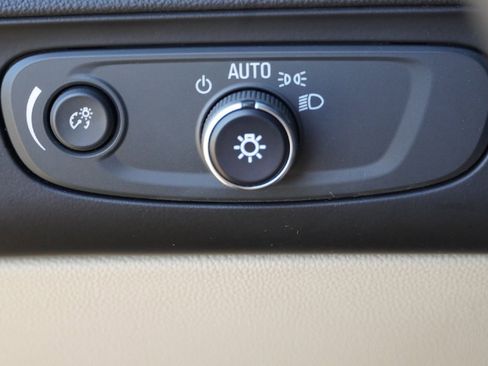 Used 2020 Buick Enclave Essence image 18