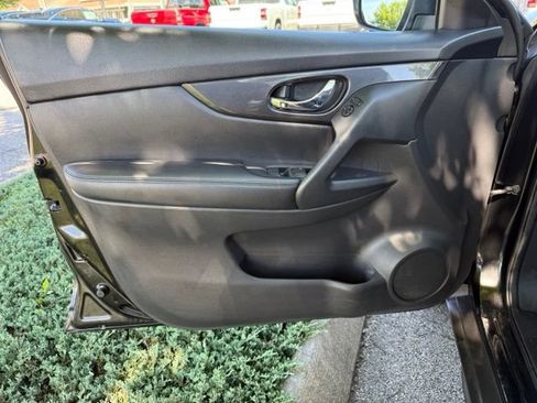 Used 2017 Nissan Rogue S AWD/4WD image 16