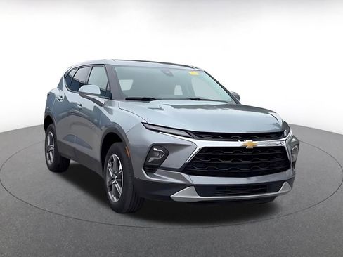 Used 2025 Chevrolet Blazer LT FWD image 3