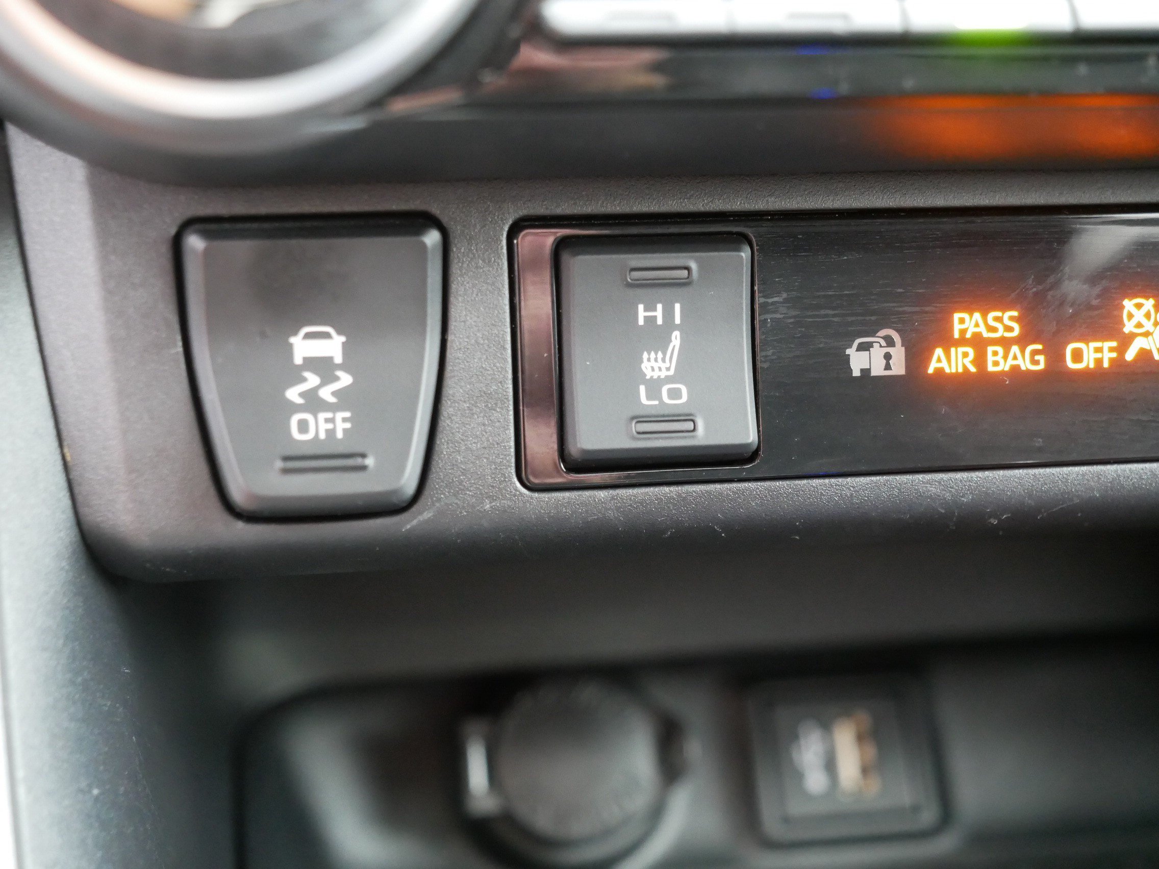 Used 2025 Toyota RAV4 XLE Premium w/ Weather Package AWD/4WD image 32