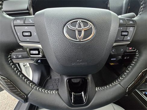 Used 2025 Toyota Camry SE w/ Convenience Package image 24