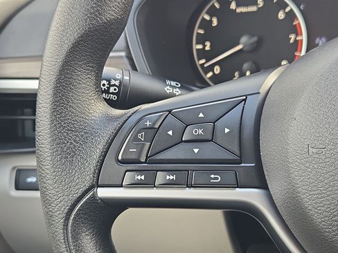 Used 2025 Nissan Altima 2.5 SV FWD image 18