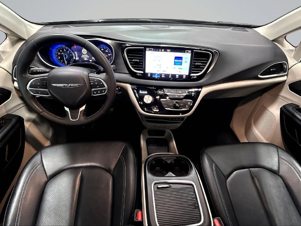 Used 2024 Chrysler Pacifica Touring-L FWD image 10