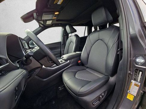 Used 2025 Toyota Highlander XSE AWD/4WD image 16
