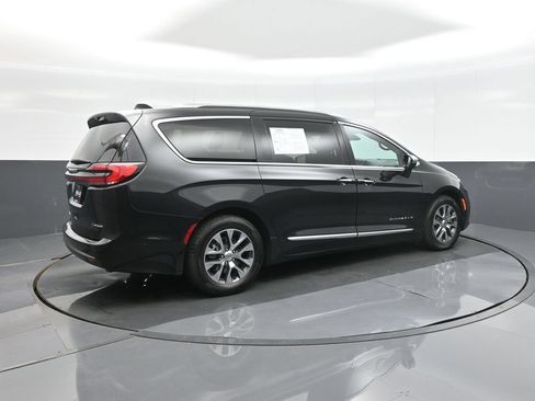 Used 2023 Chrysler Pacifica Pinnacle FWD image 7