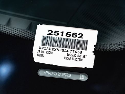 Certified 2025 Porsche Macan Electric image 34