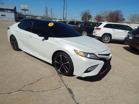 Used 2020 Toyota Camry XSE image 3
