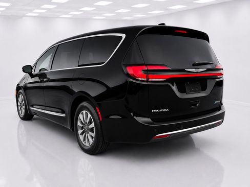 Used 2023 Chrysler Pacifica Limited w/ Uconnect Theater Family Group FWD image 7