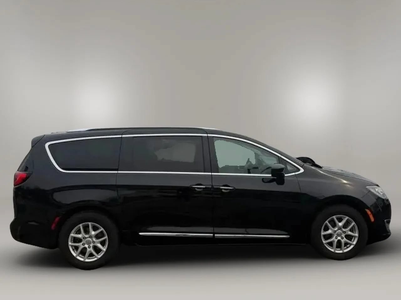 Used 2020 Chrysler Pacifica Touring-L FWD image 8