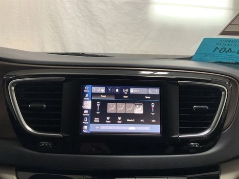 Used 2023 Chrysler Voyager LX image 23