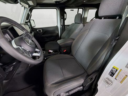 Used 2025 Jeep Wrangler Sahara image 12