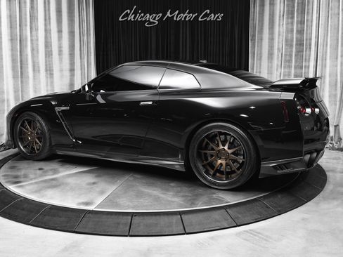 Used 2017 Nissan GT-R Premium w/ Premium Interior Package AWD/4WD image 3