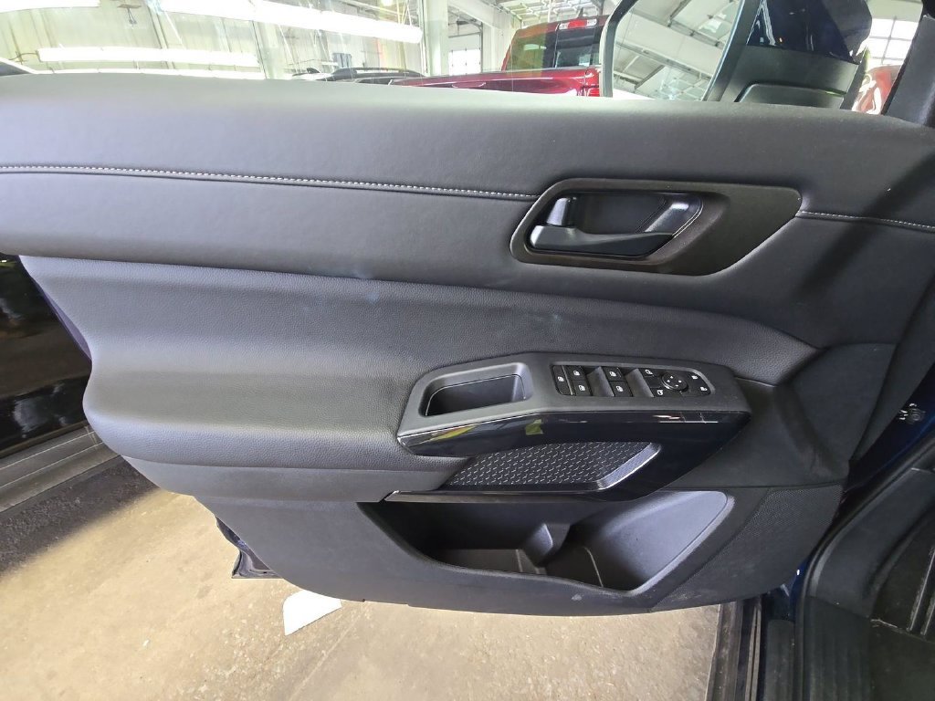 Certified 2025 Nissan Pathfinder SV AWD/4WD image 16