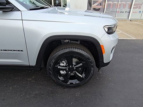 New 2025 Jeep Grand Cherokee Laredo image 10