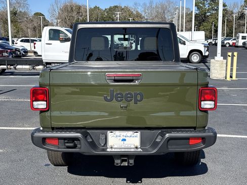Used 2023 Jeep Gladiator Sport image 13