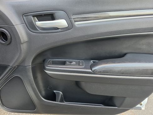 Used 2017 Chrysler 300 Limited RWD image 10