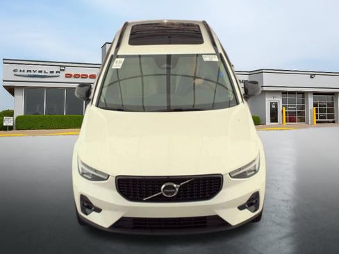 Used 2024 Volvo XC40 B5 Plus w/ Protection Package Premier AWD/4WD image 4
