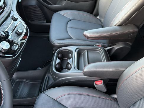 New 2027 Chrysler Pacifica Select FWD image 22