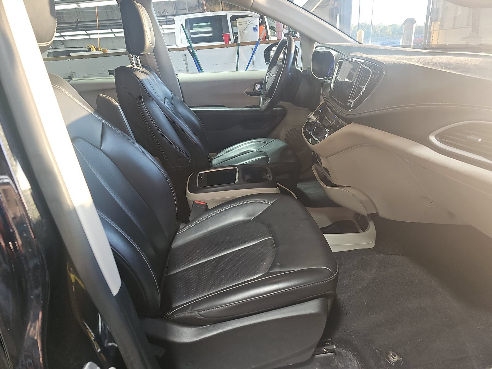 Used 2024 Chrysler Pacifica Touring-L FWD image 16