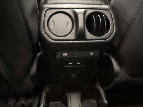 Used 2019 Jeep Wrangler Unlimited Sahara image 16