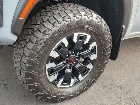 Used 2022 Nissan Frontier PRO-4X image 9