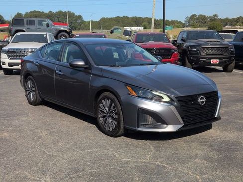 Used 2023 Nissan Altima 2.5 SV FWD image 2