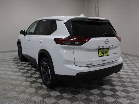 Used 2024 Nissan Rogue SV image 9