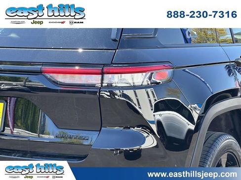 Certified 2023 Jeep Grand Cherokee Limited w/ Luxury Tech Group II AWD/4WD image 11