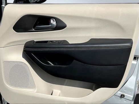 Used 2024 Chrysler Pacifica Limited FWD image 28
