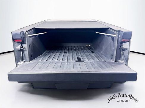 Used 2024 Tesla Cybertruck AWD Crew Cab image 33