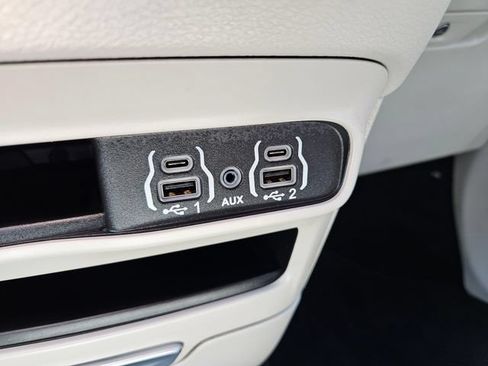 Used 2024 Chrysler Pacifica Touring-L FWD image 32