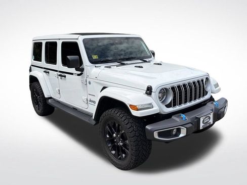 Used 2024 Jeep Wrangler Unlimited Sahara w/ Technology Group AWD/4WD image 3