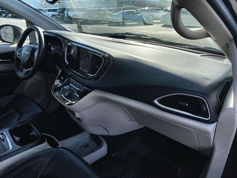 Used 2023 Chrysler Pacifica Touring-L FWD image 28