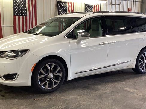 Used 2017 Chrysler Pacifica Limited image 2