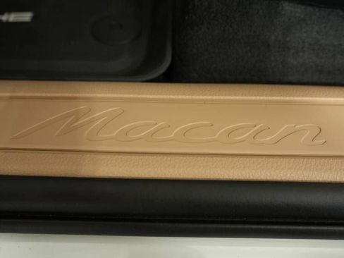 Certified 2025 Porsche Macan AWD/4WD image 32
