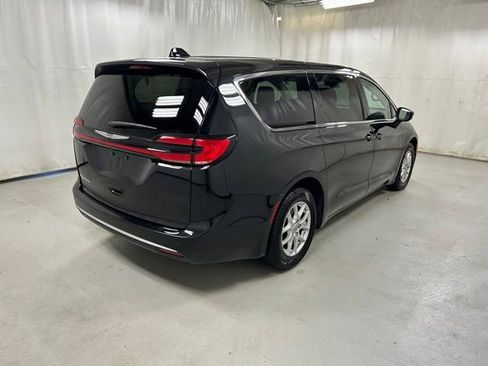 Used 2023 Chrysler Pacifica Touring-L FWD image 4