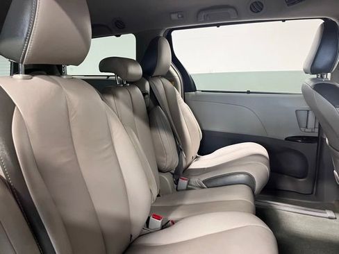 Used 2014 Toyota Sienna LE image 14