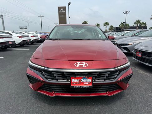Used 2024 Hyundai Elantra SEL w/ Convenience Package FWD image 2