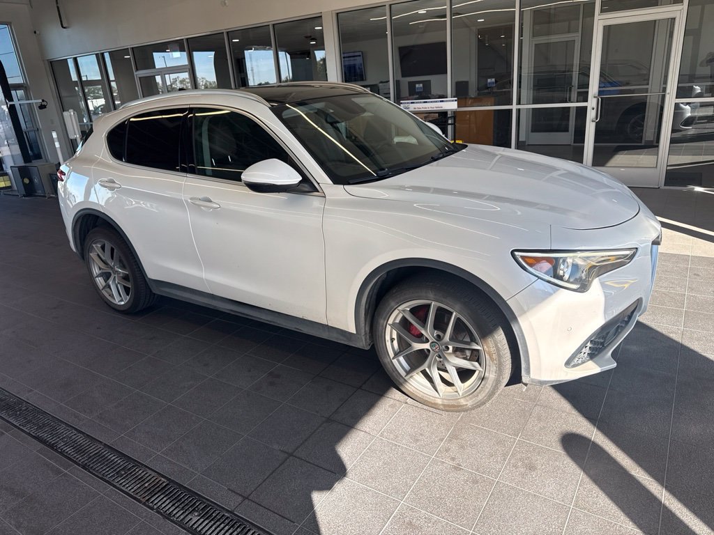 Used 2018 Alfa Romeo Stelvio Ti w/ TI Performance Package AWD/4WD image 2