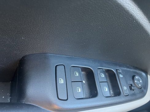 Used 2021 Hyundai Venue SEL image 21