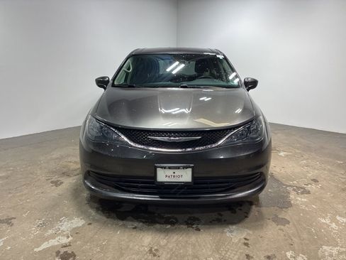 Used 2017 Chrysler Pacifica LX image 3