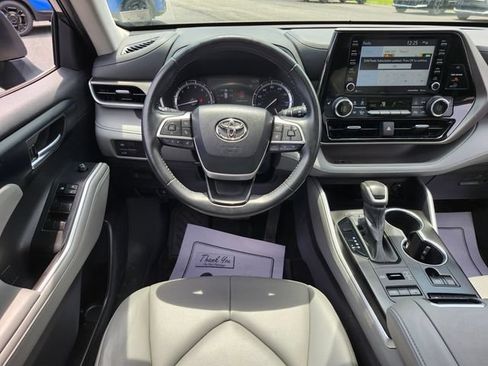 Used 2022 Toyota Highlander XLE AWD/4WD image 16