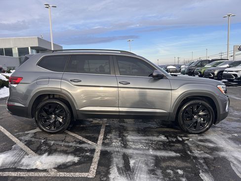 Certified 2025 Volkswagen Atlas SE w/ Panoramic Sunroof Package image 8