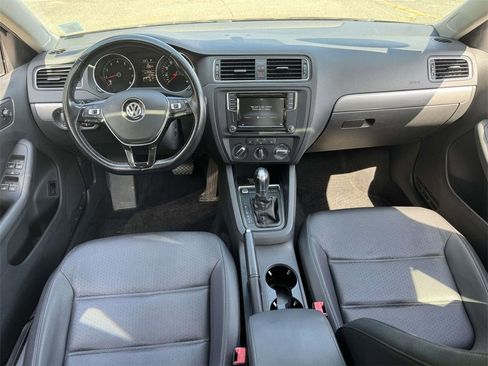 Used 2016 Volkswagen Jetta SE image 10