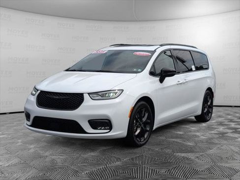 Certified 2025 Chrysler Pacifica Limited FWD image 1